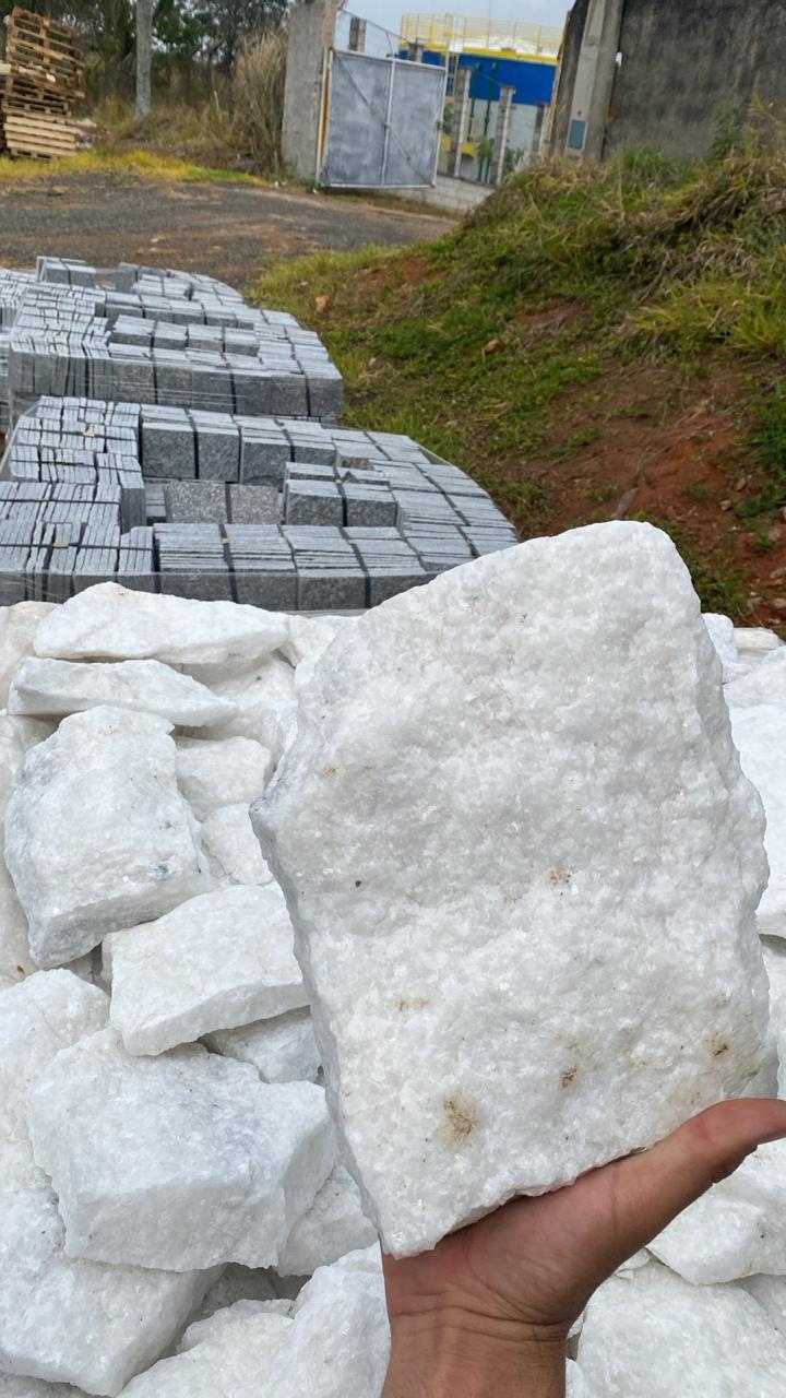Placa real de Pedra Moledo Branca Cristal segurada no pátio