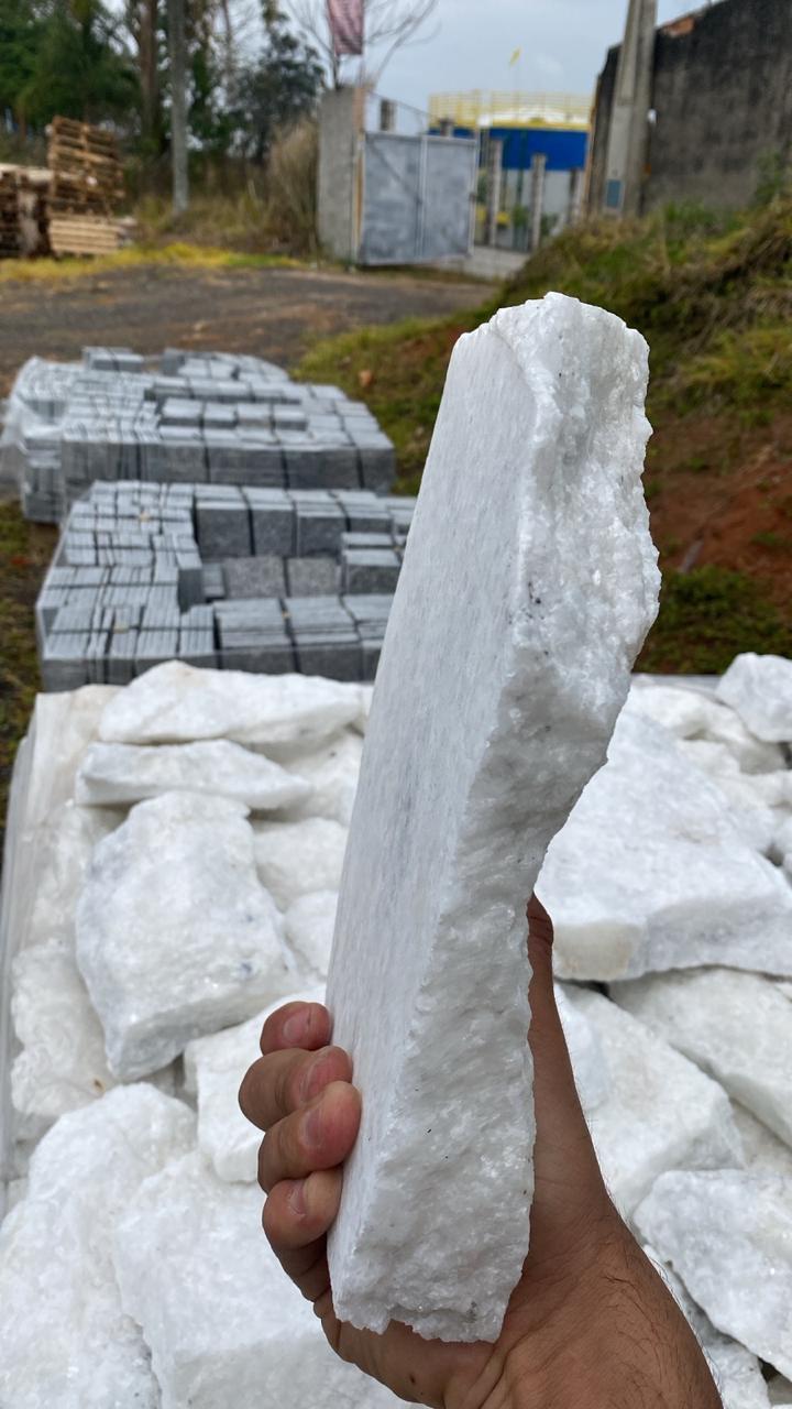 Peça alongada de Pedra Moledo Branca Cristal em detalhe