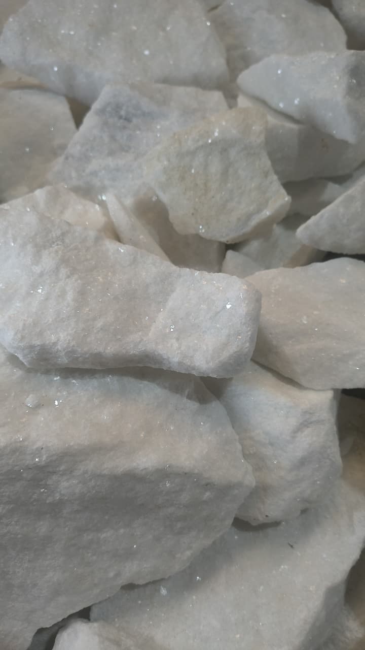 Lote de Pedra Moledo Branca Cristal disponível em estoque