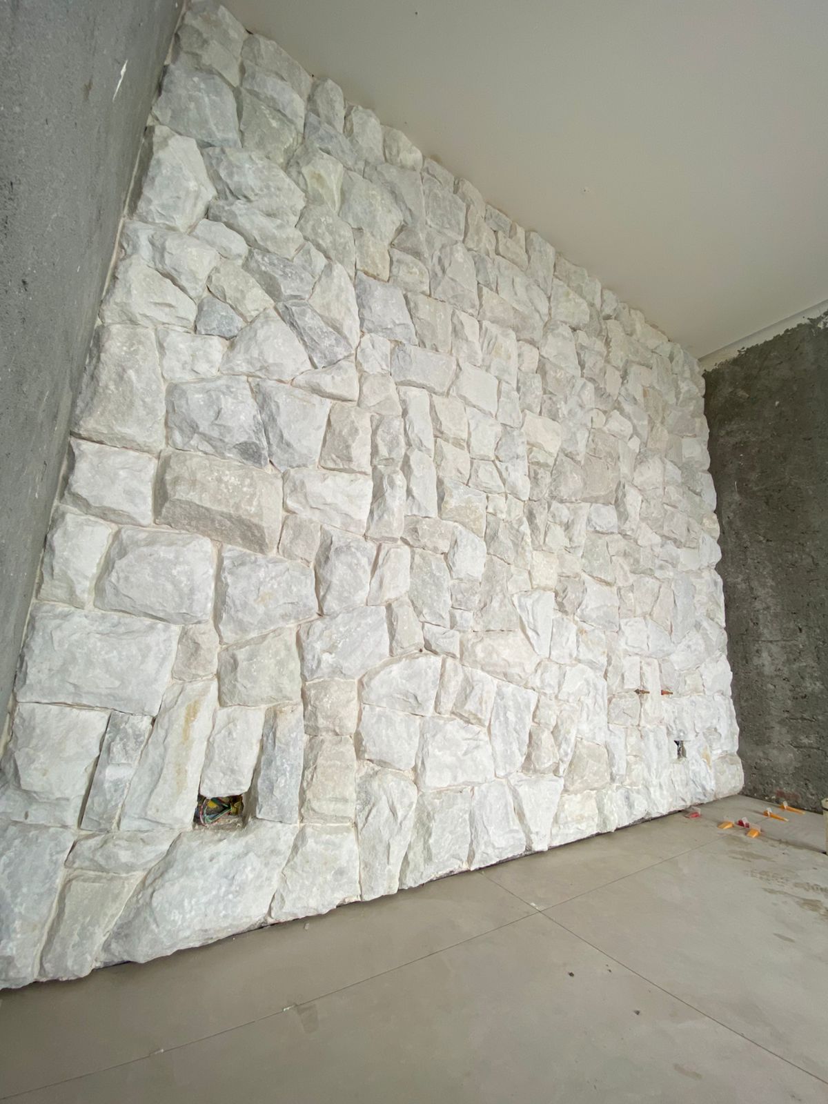 Parede interna revestida com Pedra Moledo Branca Cristal