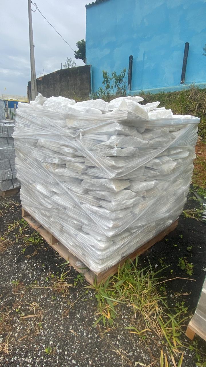 Pallet de Pedra Moledo Branca Cristal embalado e pronto para entrega