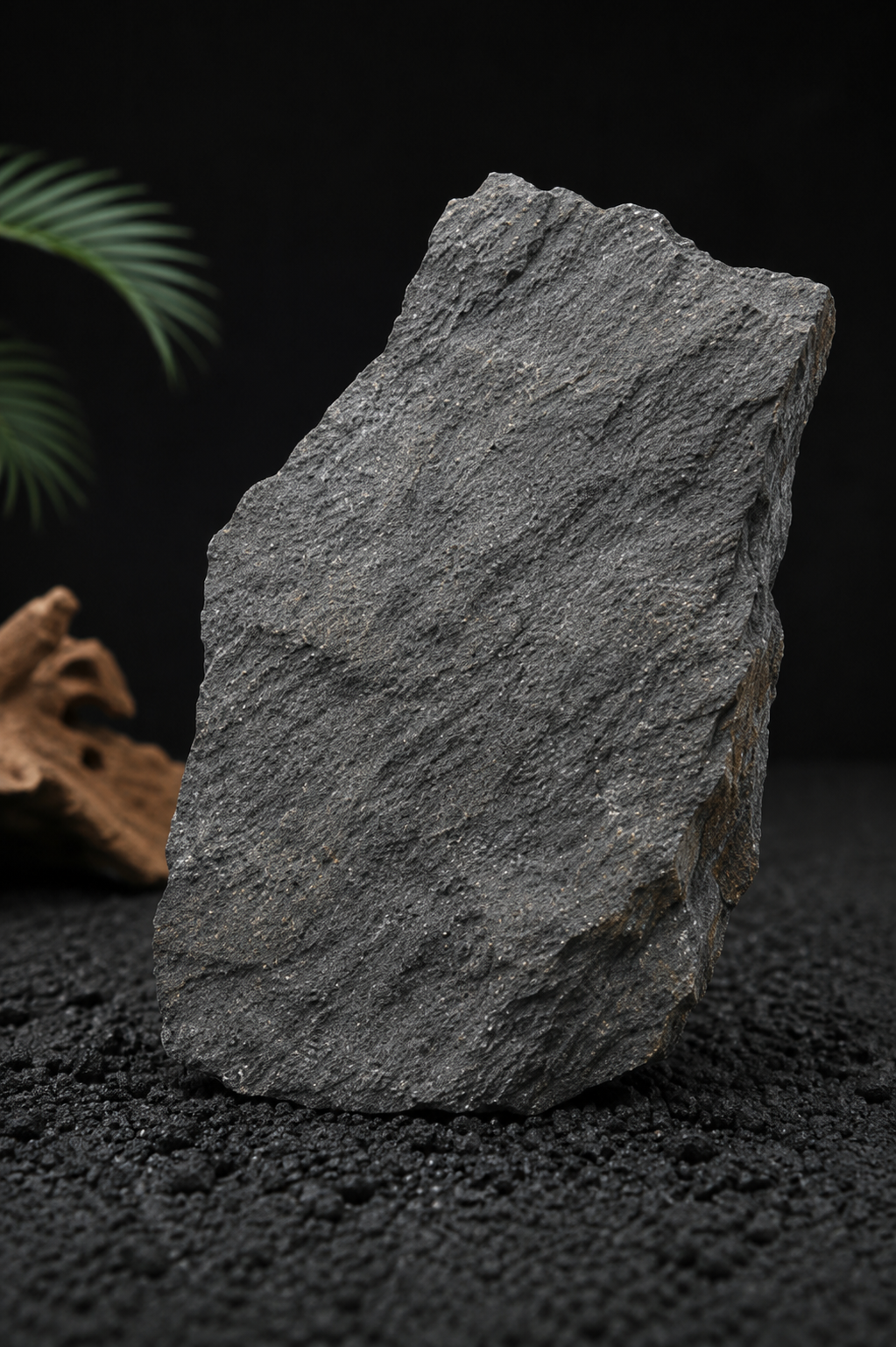 Peça real de Pedra Moledo Black sobre fundo escuro minimalista