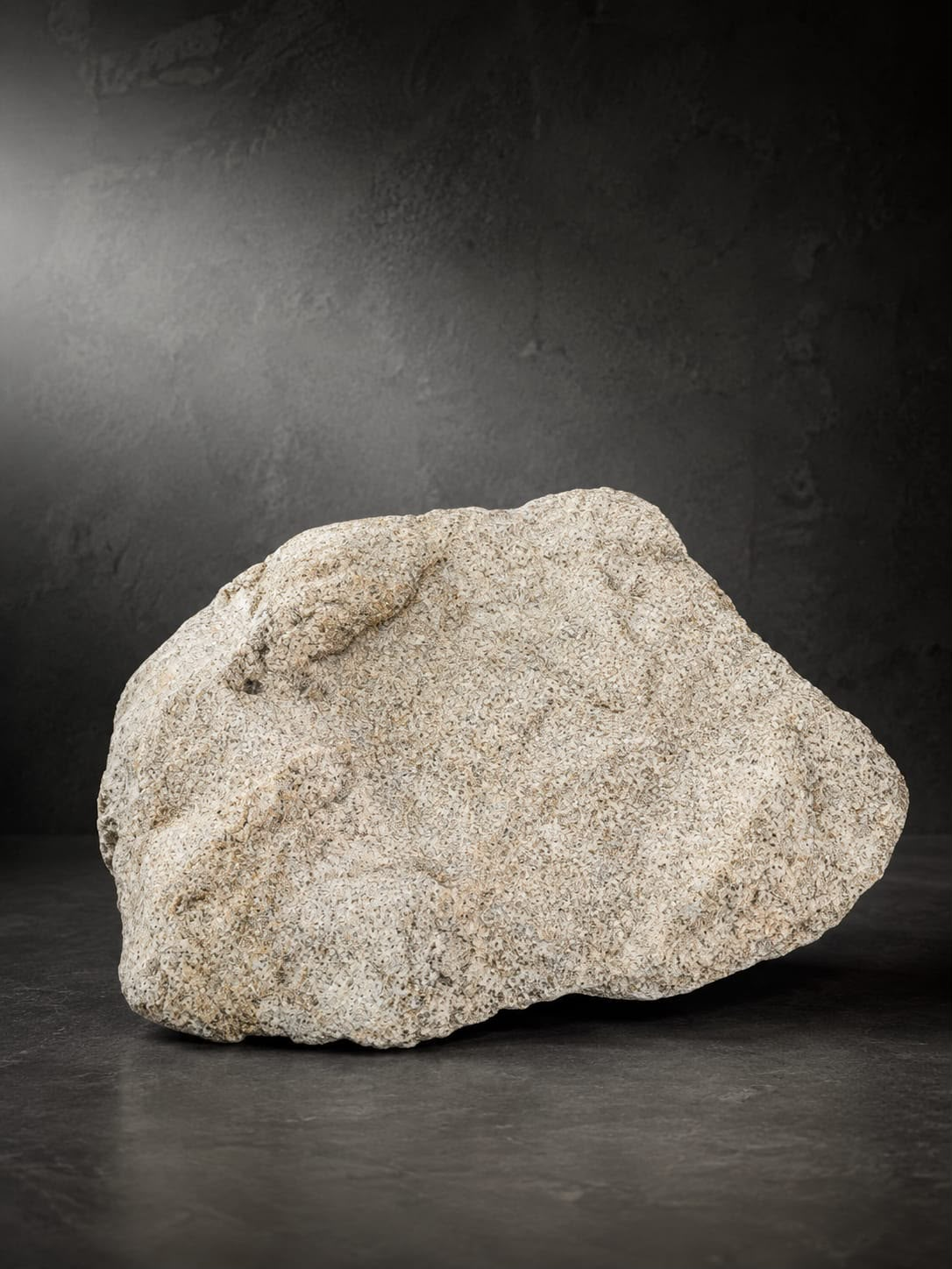 Peça real de Pedra Moledo Champagne Clara com textura granulada clara