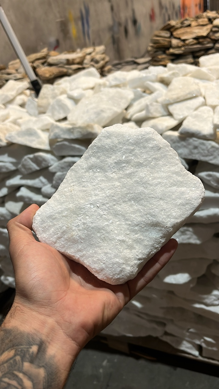 Peça real de Pedra Moledo Branca Cristal segurada no estoque