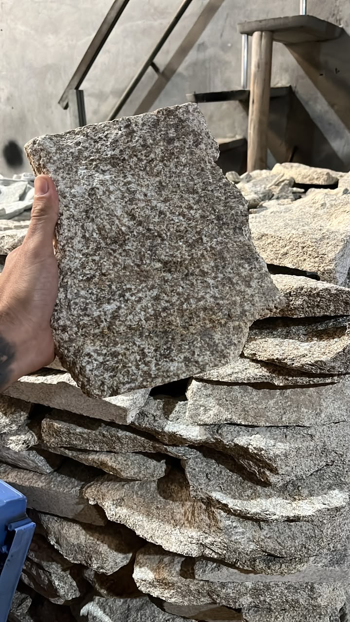 Peça real de Pedra Moledo Champagne segurada no estoque